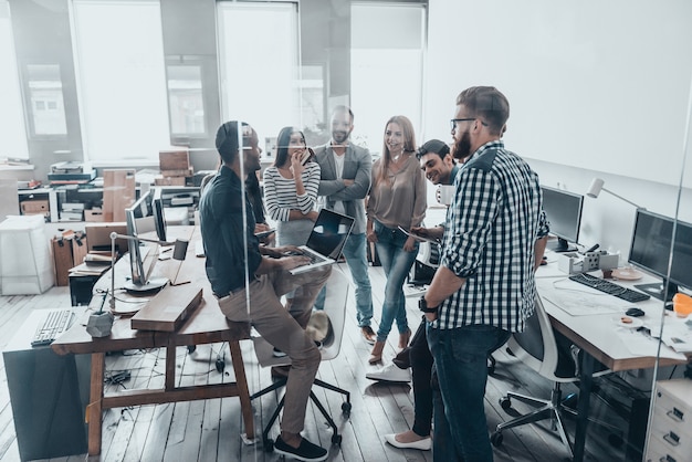 Cooperação em ação. Reunião da equipe de negócios no escritório