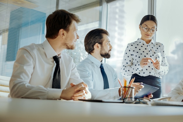 Cooperação em perspectiva. Jovens empresários otimistas realizando uma reunião e discutindo novas perspectivas de cooperação