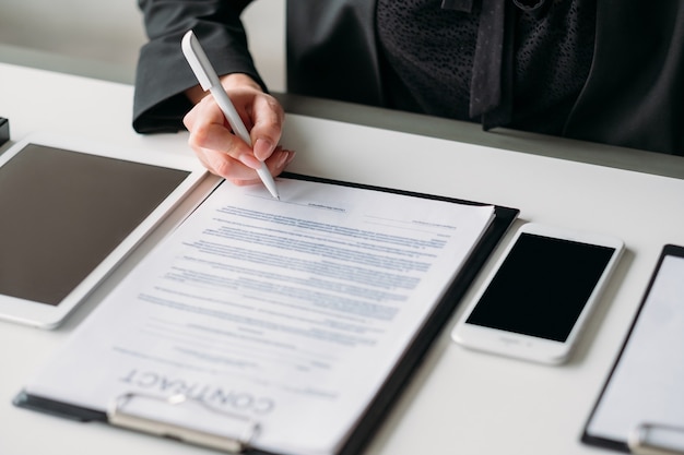 Cooperación y asociación. Relación de negocios. Primer plano de un contrato de firma de mano femenina.