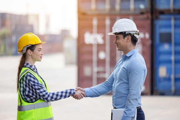 cooperación de trabajo en equipo de la empresa internacional de contenedores. concepto de trabajo exitoso.