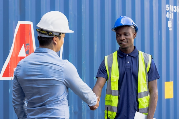 cooperación de trabajo en equipo de empresa internacional multiétnica de contenedores.