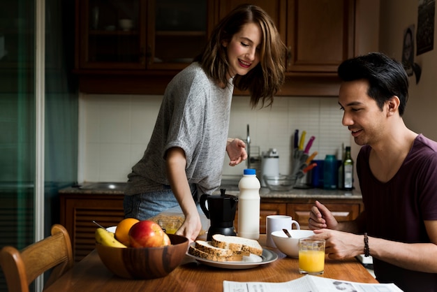 Coouple comiendo mañana desayuno juntos