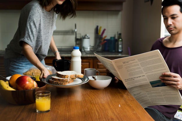 Coouple, der Morgen-Frühstücks-Zusammengehörigkeit isst
