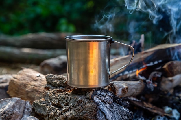 Copa de acero en un fuego abierto en la naturaleza