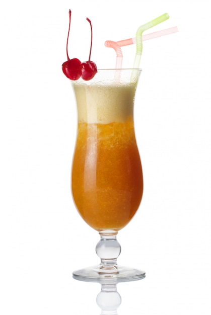 Copa de alcohol coctel con cereza aislado