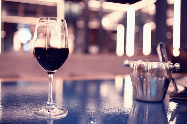 Foto copa de alcohol de vino / licor de vino, una celebración de uvas