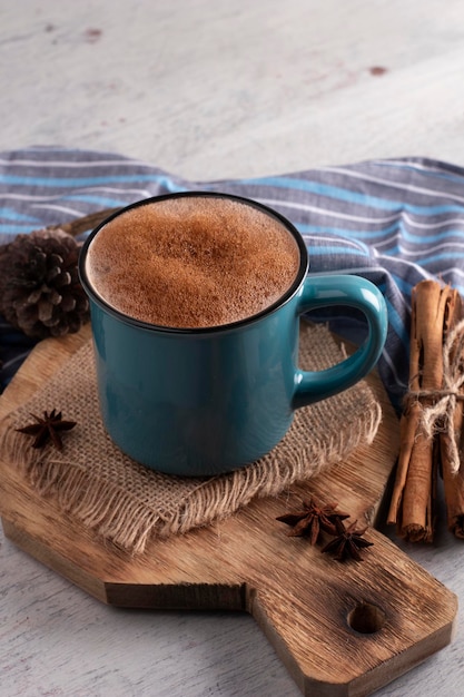 Copa azul con bebida de chocolate y canela