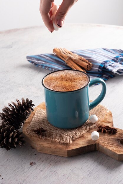 Copa azul con bebida de chocolate y canela