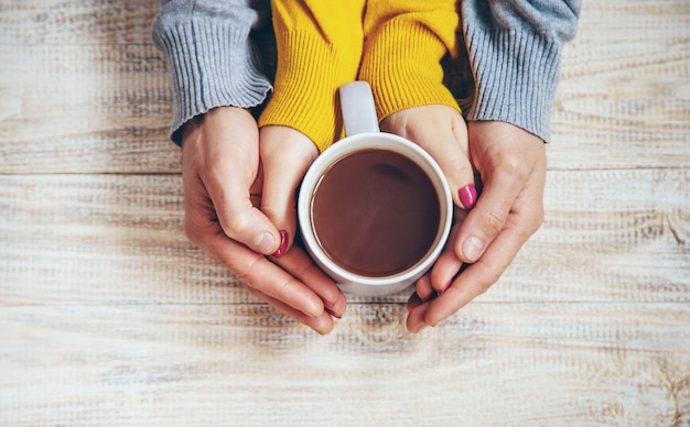 Copa bebida para el desayuno en manos de los amantes.