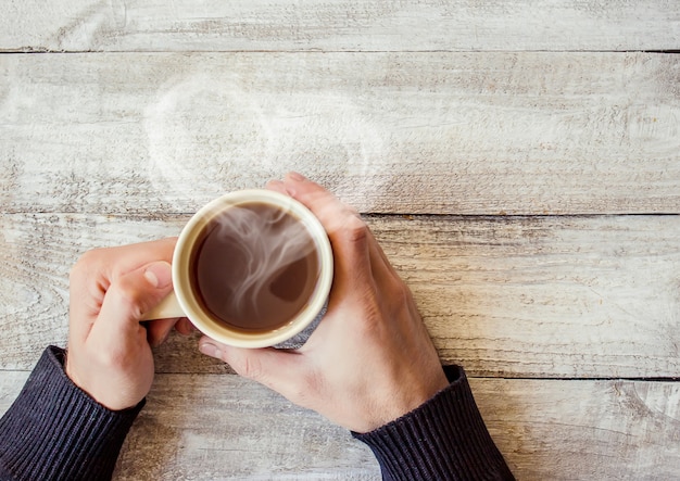 Copa bebida para el desayuno en manos de los enamorados. Enfoque selectivo