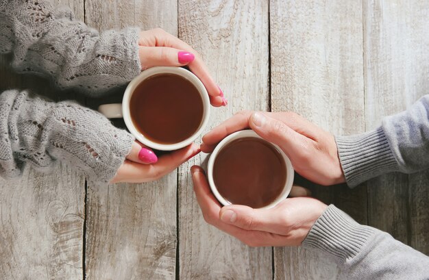 Copa bebida para el desayuno en manos de los enamorados. Enfoque selectivo