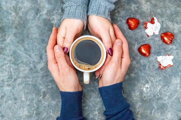 Foto copa bebida para el desayuno en manos de los enamorados. enfoque selectivo