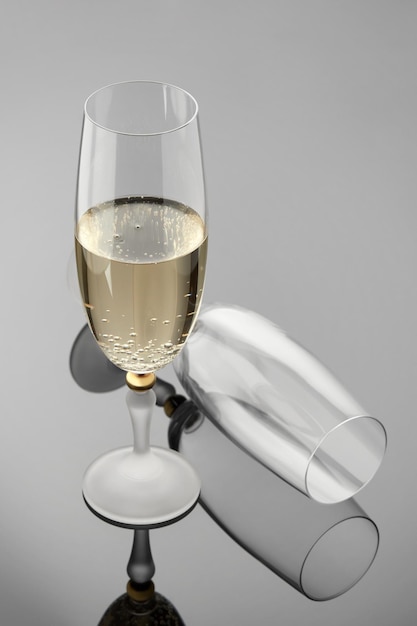 Copa con champagne sobre un fondo gris