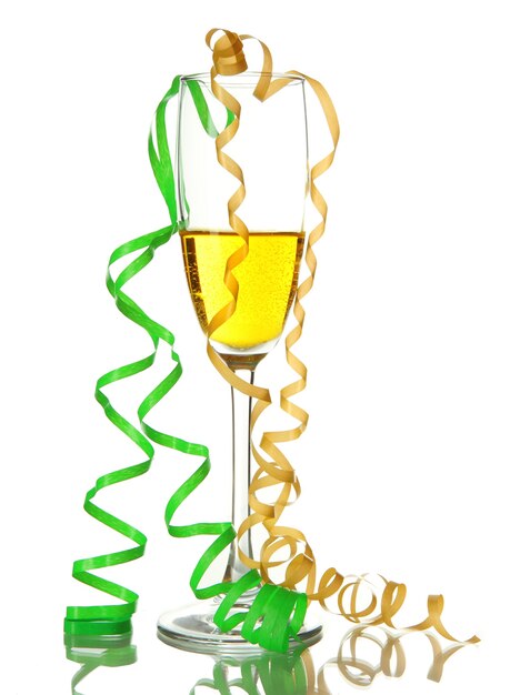Copa de champán y serpentina después de la fiesta aislado en blanco