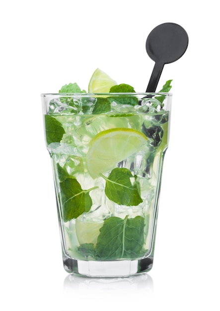 Copa de cóctel alcohólico de verano Mojito con cubitos de hielo, menta y lima sobre fondo blanco con agitador de disco