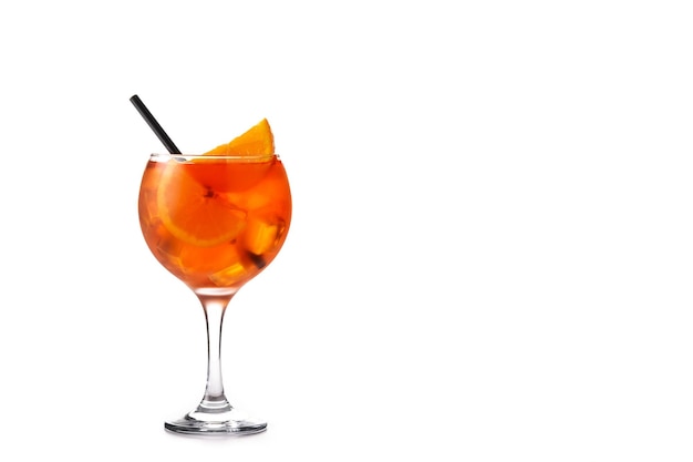 Copa de cóctel aperol spritz aislado sobre fondo blanco.