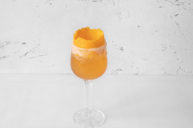 Copa de cóctel Brandy Crusta adornado con ralladura de naranja