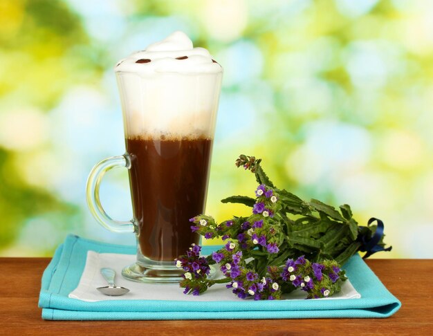 Copa de cóctel de café recién hecho sobre fondo verde brillante