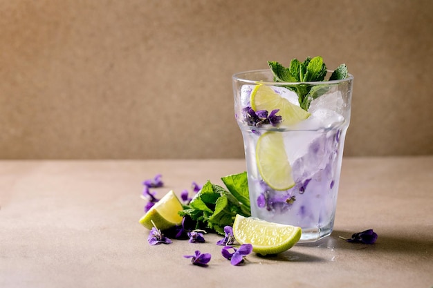 Copa de cóctel de limonada con flores de violetas