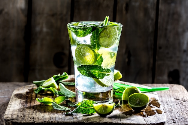 Copa de cóctel mojito con lima y menta