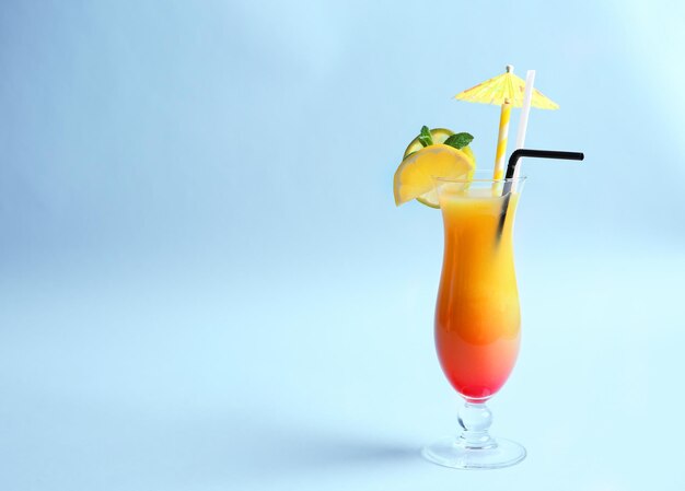 Copa de cóctel Tequila Sunrise sobre fondo claro