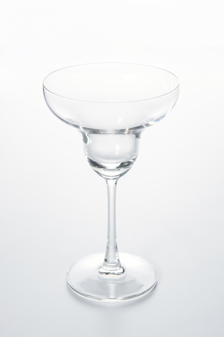Foto copa de cristal champagne sobre un fondo blanco.