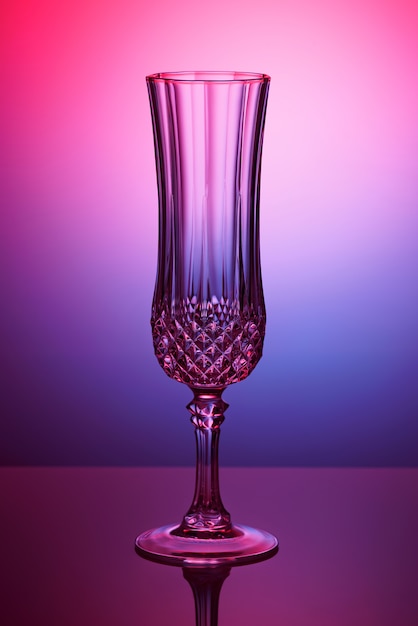 Copa de cristal en colores de fondo