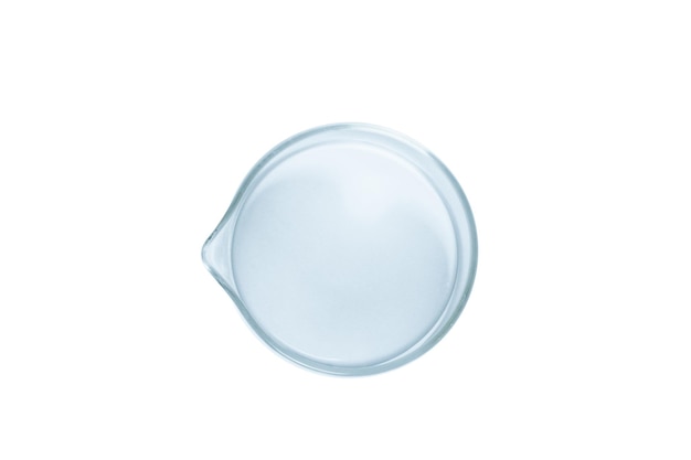 La copa de cristalización está vacía hecha de vidrio azul aislado