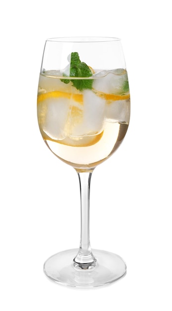 Copa de delicioso vino spritzer sobre fondo blanco.