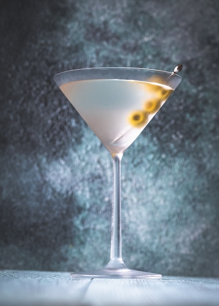 Copa de Dry Martini con aceitunas verdes