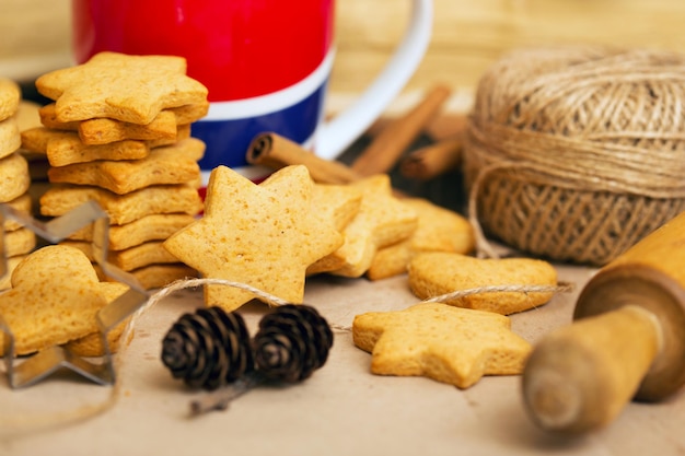 Copa e lindo pão de gengibre de natal delicioso em uma mesa de madeira