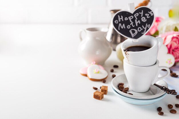 Copa em um copo com café expresso em um fundo branco