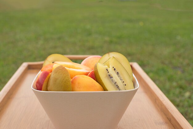 Copa de la fruta se encuentra en una mesa de madera.