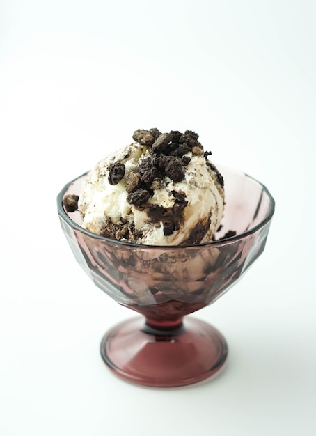 Copa de helado con trocitos de galleta con chispas de chocolate