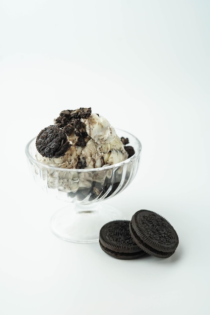 Copa de helado con trocitos de galleta con chispas de chocolate