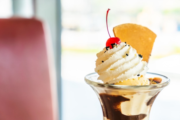 Foto copa de helado de vainilla con crema batida