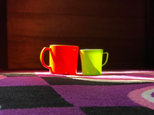 Copa laranja e verde com tapete roxo linda xícara