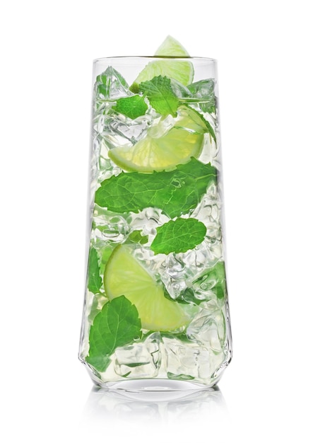 Copa de lujo de cóctel alcohólico de verano Mojito con cubitos de hielo menta y limón sobre fondo blanco.