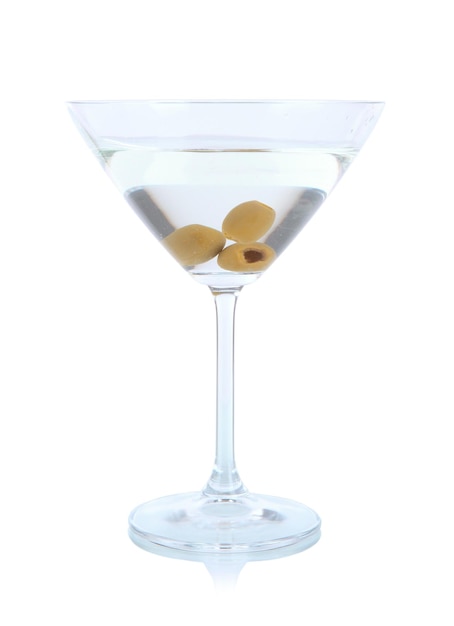 Copa de martini con aceitunas aislado en blanco