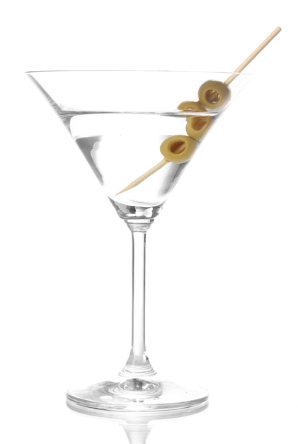 Copa de martini y aceitunas aislado en blanco