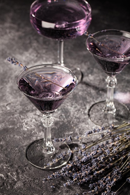 Copa de Martini con bebida púrpura Cóctel con lavanda