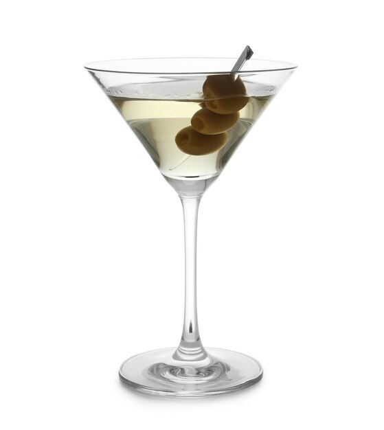 Copa de martini de oliva sobre fondo blanco.