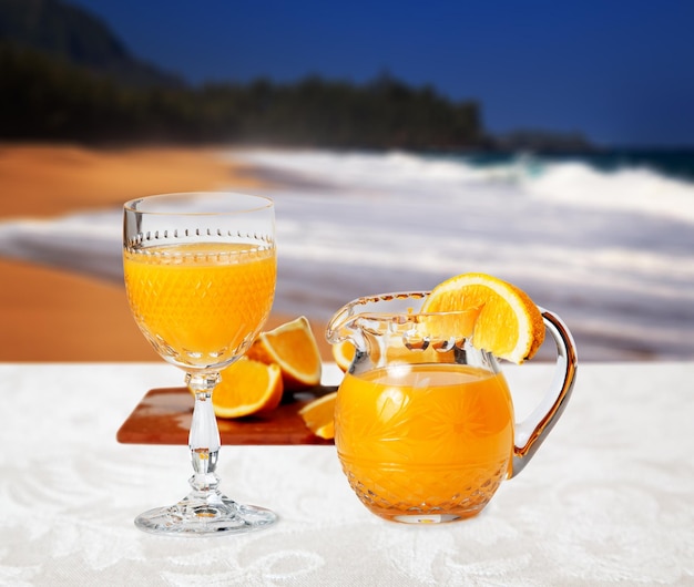 Copa de naranja en la playa