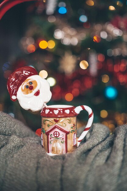 Copa de Navidad en el fondo del árbol de Navidad