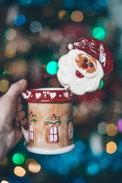 Foto copa de navidad en la mano de la mujer