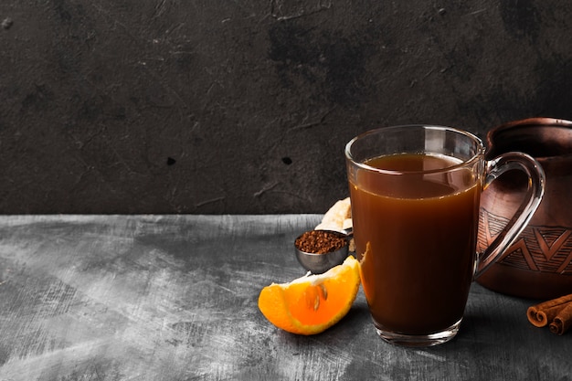 Copa de otoño de café con zumo de naranja.