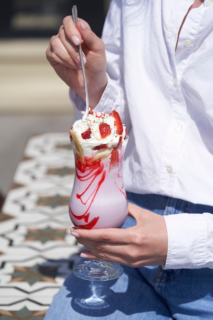 Copa de postre de fresas y nata montada