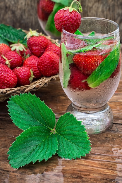 Copa de refrescante cóctel de fresas