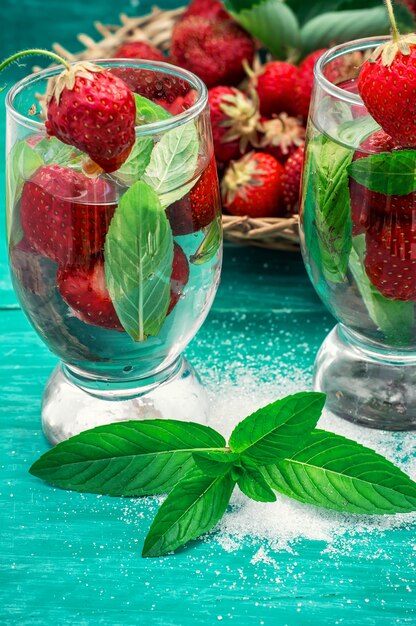 Copa de refrescante cóctel de fresas