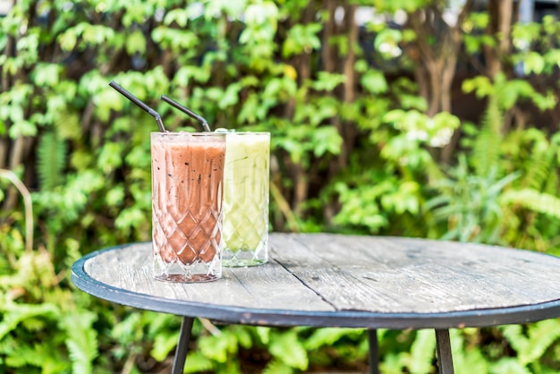 copa de té helado de chocolate verde y matcha sobre la mesa